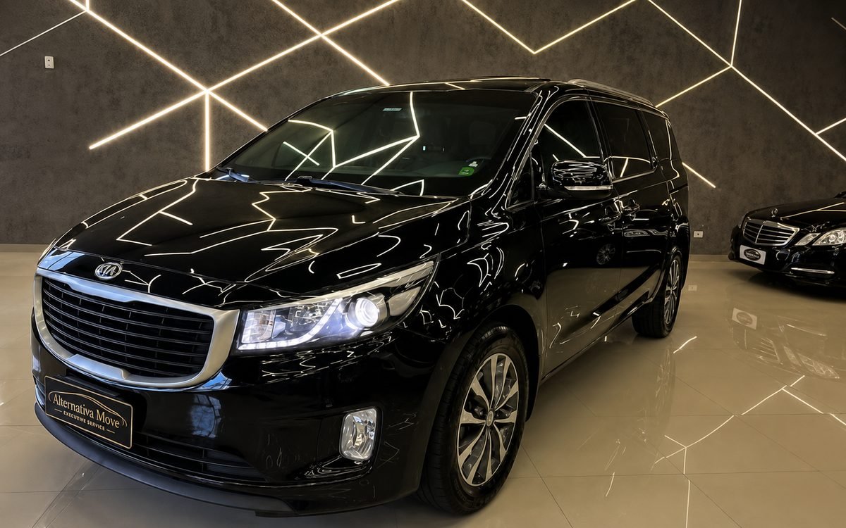 Minivan executiva preta da Alternativa Move