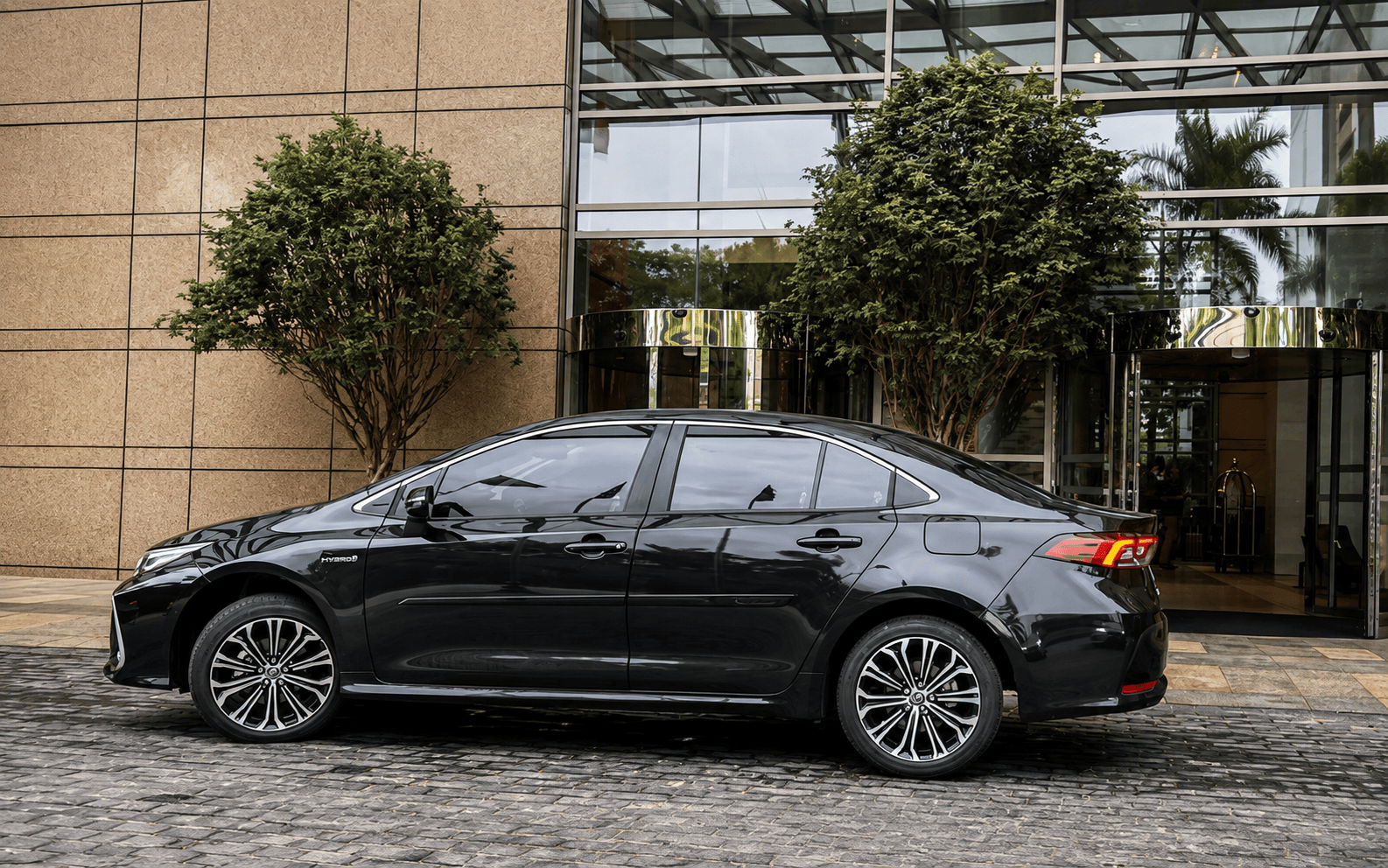 Sedan executivo preto da Alternativa Move na entrada de um hotel em São Paulo